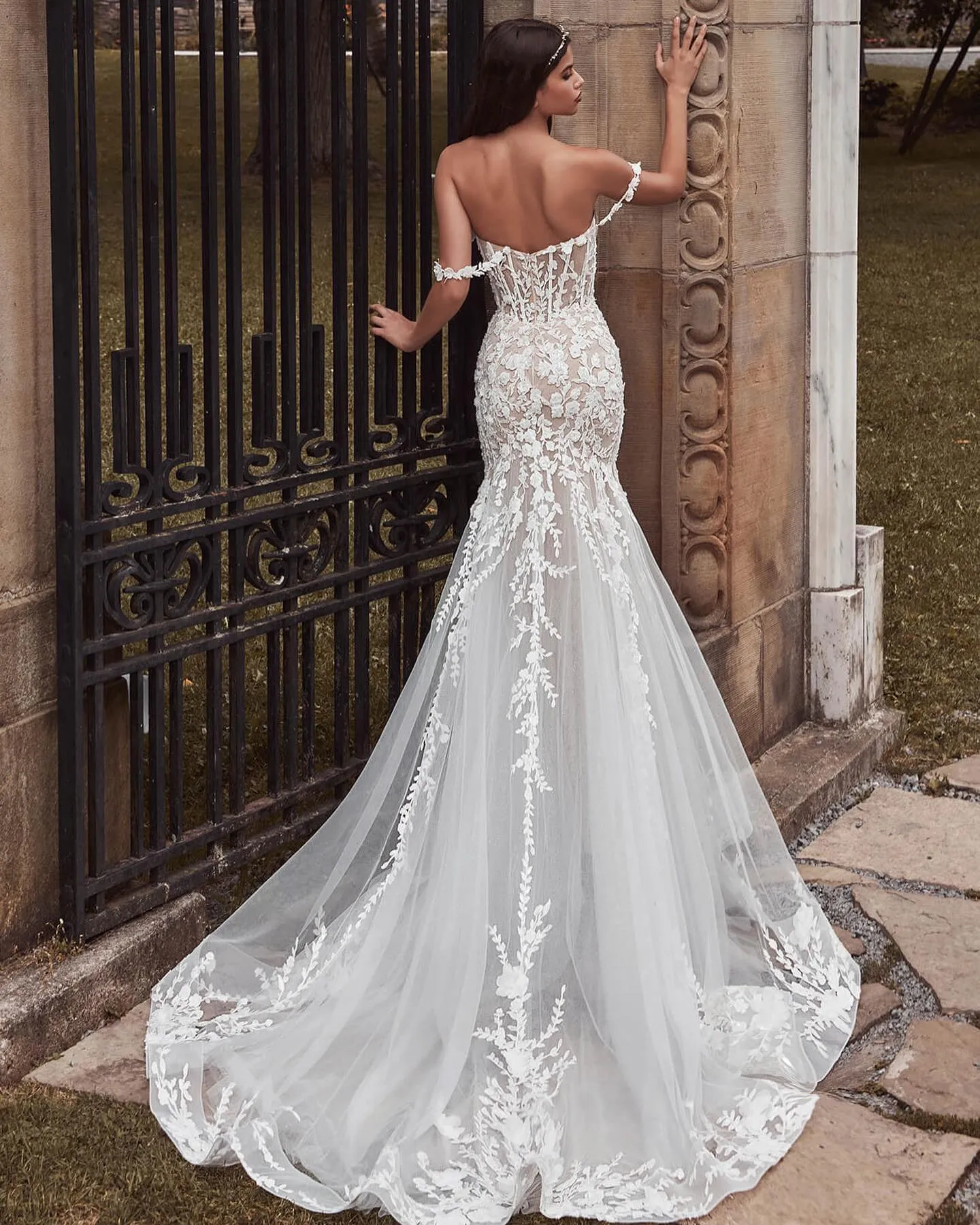 Charming Wedding Dresses Scoop Spaghetti Straps Trumpet Appliques Bridal Gown Robe De Mariée For Women Custom Made